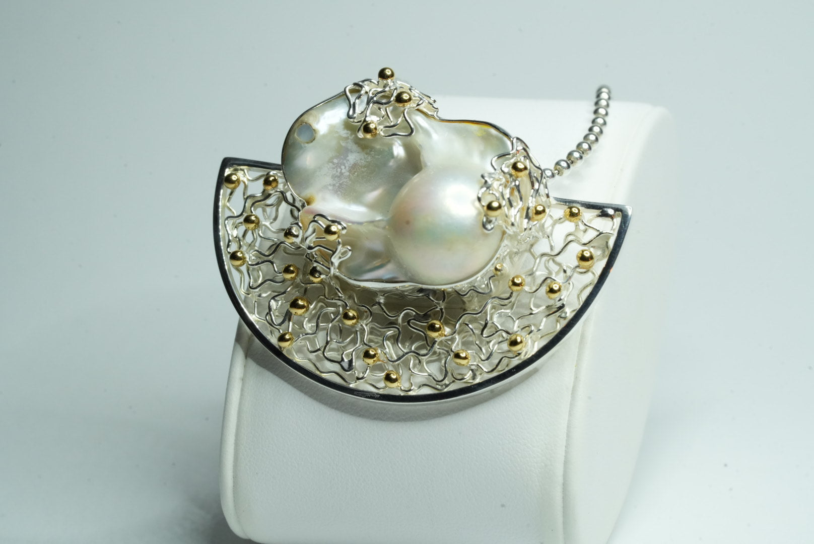 Baroque pearl pendant