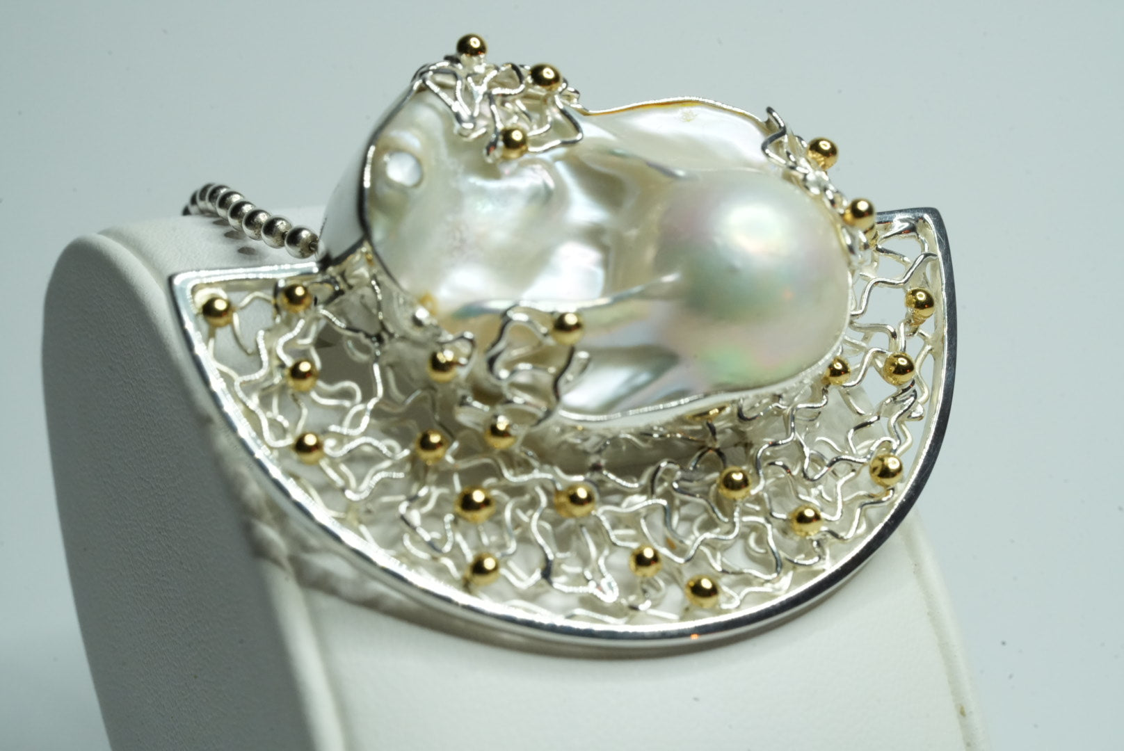 Baroque pearl pendant